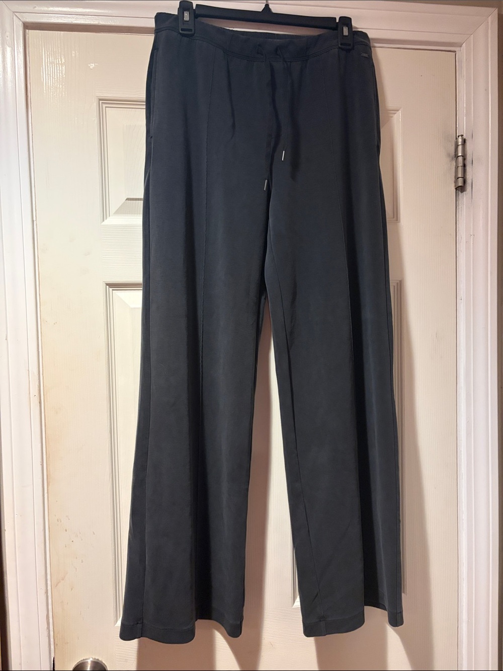 Vuori Wide-Leg Drawstring Sweatpants in Black M